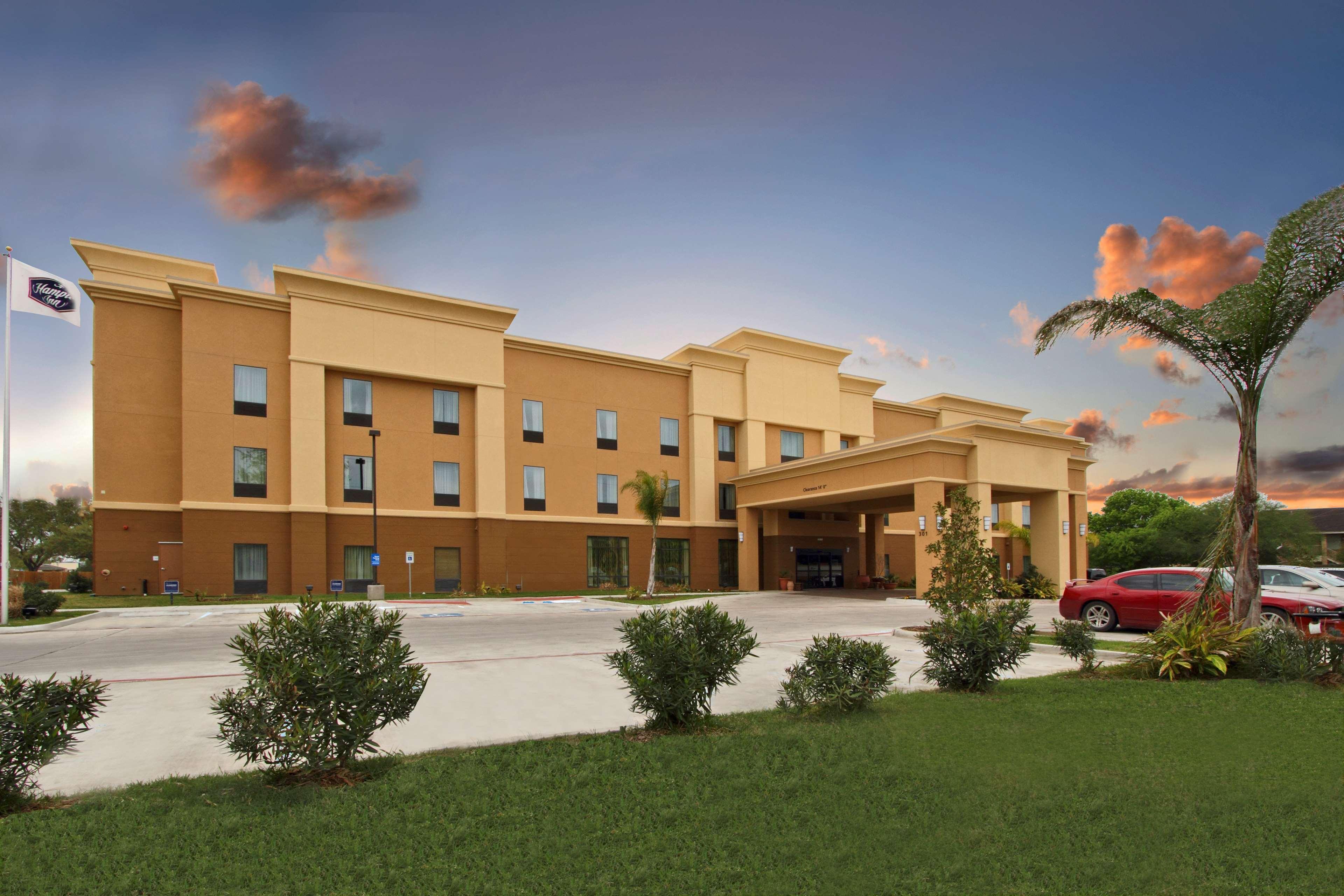 Hampton Inn Beeville Exterior photo